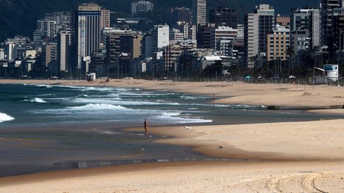 Brazylia: puste plaże w Rio de Janeiro (Autor: PAP/EPA/Antonio Lacerda)