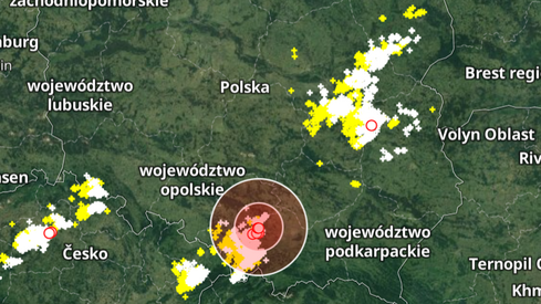 Obecnie burze ogniskują się w dwóch regionach — na Śląsku oraz Mazowszu. Jednak z Czech w kierunku Dolnego Śląska oraz Opolszczyzny sunie kolejna fala wyładowań (Screen: blitzortung.org).