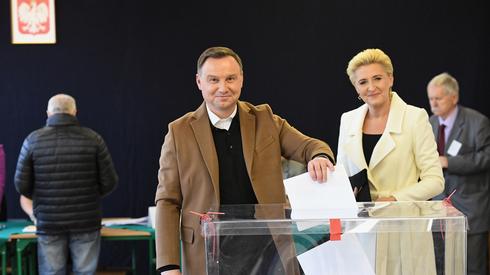 Prezydent Andrzej Duda i Pierwsza Dama Agata Kornhauser - Duda zagłosowali w Krakowie (Fot. Jacek Bednarczyk/PAP)