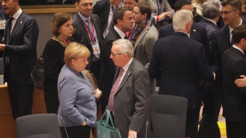 Kanclerz Niemiec Angela Merkel rozmawia w czasie szczytu z szefem Komisji Europejskiej Jean-Claude Junckerem