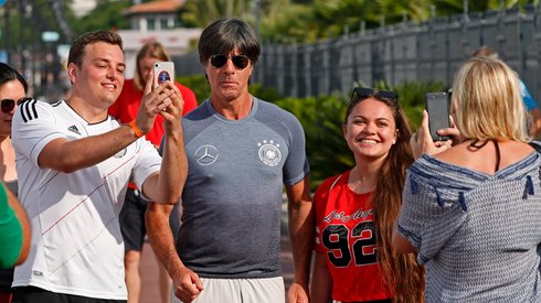 Joachim Loew po porażce z Meksykiem nie chowa się przed fanami. Niemiecki selekcjoner podczas joggingu po Soczi, gdzie Niemcy zagrają ze Szwecją, chętnie pozował do zdjęć ze spotkanymi kibicami (fot. PAP/EPA)