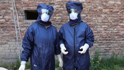 Lekarze w Indiach. Liczba ofiar koronawirusa w tym kraju przekroczyła dziś liczbę ofiar w Chinach, gdzie zaczęła się pandemia. (Fot. PAP/EPA/FAROOQ KHAN)