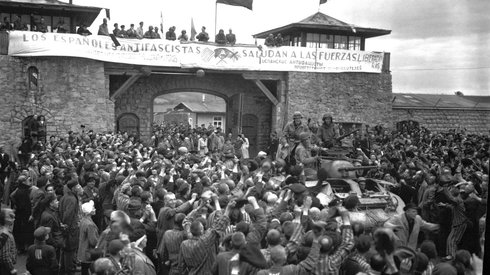 Wojska amerykańskie wyzwalające obóz Mauthausen-Gusen. Fot. PAP