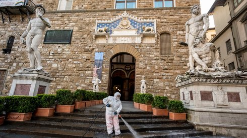 Dezynfekcja ulic we włoskiej Florencji (PAP/EPA/CLAUDIO GIOVANNINI)