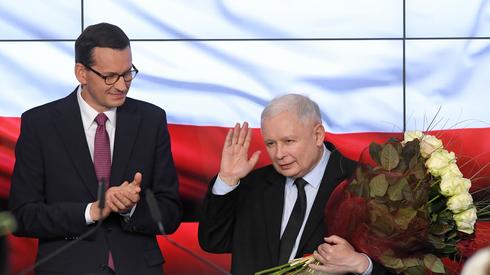 Mateusz Morawiecki i Jarosław Kaczyński po ogłoszeniu wyników (Fot. Radek Pietruszka/PAP)