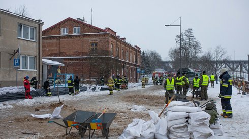  Strażacy zabezpieczają nieruchomości przy bulwarach w Płocku, fot. PAP