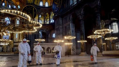 Dezynfekcja Hagi Sophii. Fot. Yasin AKGUL / AFP