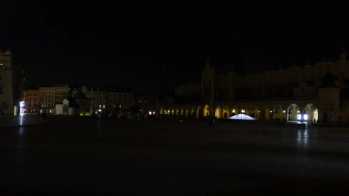 Rynek Główny w Krakowie po wyłączeniu oświetlenia w mieście // fot. Dawid Serafin