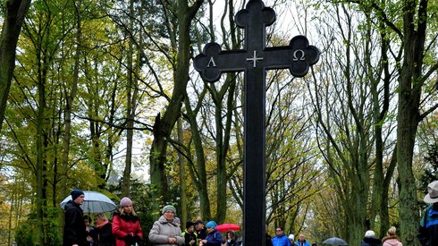 Dzień Wszystkich Świętych na Cmentarzu Centralnym w Szczecinie (Fot. Marcin Bielecki/PAP)