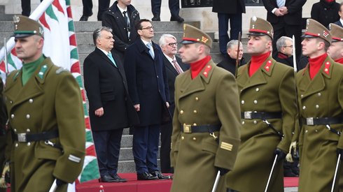 W podróży premierowi towarzyszy m.in. szef MSZ Witold Waszczykowski.