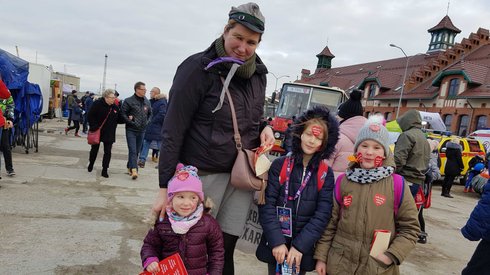 Pomaganie to u nas tradycja. Co roku kwestujemy z zastępem zuchów,  a w tym roku dołączyła do nas moja córeczka- mówi pani Monika ze Szczecina.