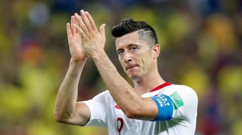 Robert Lewandowski dziękuje kibicom reprezentacji Polski. Tylko oni dziś nie zawiedli (fot. PAP/EPA)