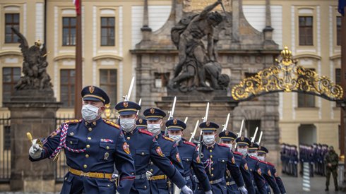 Członkowie Gwardii Zamkowej w Pradze maszerują w maseczkach, podczas zmiany warty / Foto: Martin Divisek / PAP