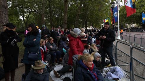 Ludzie oczekują na ulicach Londynu na rozpoczęcie uroczystości pogrzebowych, fot. Stuart Brock/PAP/EPA