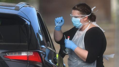 Pracownicy publicznej służby zdrowia w Wielkiej Brytanii są poddawani testom na koronawirusa np. przywieździe na parking szpitalny. Fot. Ben STANSALL / AFP 