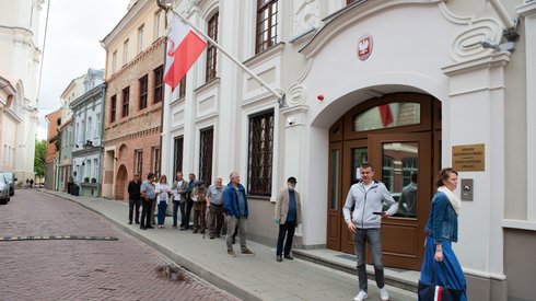 Kolejka przed siedzibą ambasady RP w Wilnie - uczestniczą obywatele RP, którzy na stałe mieszkają w tym kraju, przebywają tu czasowo. Jednak Litewscy Polacy, ponad 160 tys. osób, nie mają prawa udziału w polskich wyborach, gdyż nie są obywatelami RP (fot. PAP/Valdemar Doveiko)