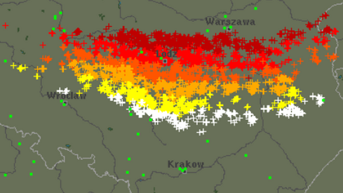 Wyładowania atmosferyczne nad Polską (białe krzyżyki oznaczają wyładowania aktualne, a czerwone - sprzed dwóch godzin; blitzortung.org)