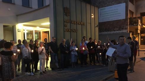 Protesty odbywają się również w mniejszych miastach. Przed budynkiem olkuskiego sądu po raz kolejny zbierają się demonstranci.