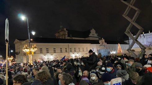 Tłum przed Pałacem Prezydenckim w Warszawie / fot. Onet