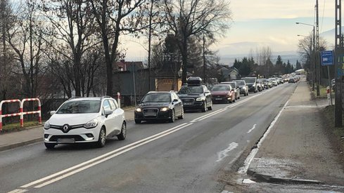 Wyjazd z Nowego Targu. Kierowcy stojący w zatorze drogowym wskazują, że ostatnie 5 km przejechali w 45 min. 