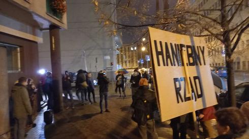 Demonstranci w Poznaniu krytykują przede wszystkim poznańskiego posła PiS Bartłomieja Wróblewskiego, który już wcześniej angażował się w zaostrzenie prawa antyaborcyjnego. Rząd Zjednoczonej Prawicy jest przez protestujących określany jako sadyści.