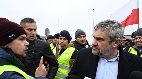 Minister Ardanowski dyskutuje z rolnikami. Fot. Jacek Turczyk/ PAP