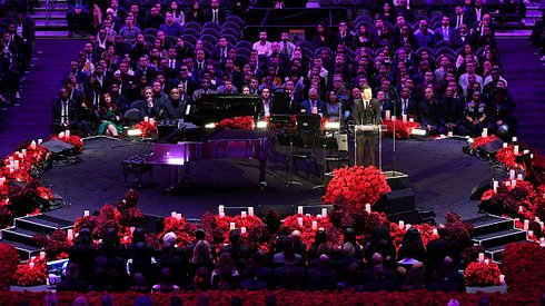 Tak wygląda scena umieszczona na środku Staples Center