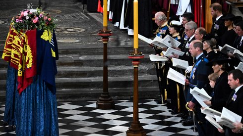 Trumna z ciałem królowej w otoczeniu rodziny, fot. Ben Stansall / POOL / AFP