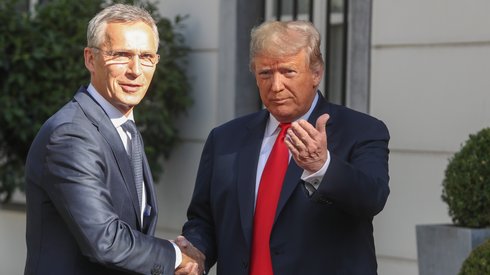 fot. Stephanie Lecocq, PAP. Przed rozpoczęciem szczytu Donald Trump spotkał się z Jensem Stoltenbergiem w ambasadzie USA w Brukseli. - Oczywiście prezydent Trump ma bardzo bezpośredni język i przekaz w sprawie wydatków na obronność. Jednak fundamentalnie (...) wszyscy sojusznicy zgadzają się, że powinien istnieć sprawiedliwy podział obciążeń - mówił Stoltenberg po spotkaniu..