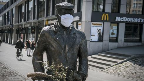 Poznań. Rzeźba Stary Marych w masce. Fot. Piotr Skornicki / Agencja Gazeta 