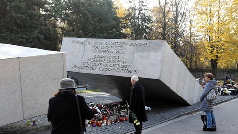 Znicze przy pomniku ofiar katastrofy smoleńskiej na Cmentarzu Wojskowym na warszawskich Powązkach (fot. PAP/Rafał Guz)