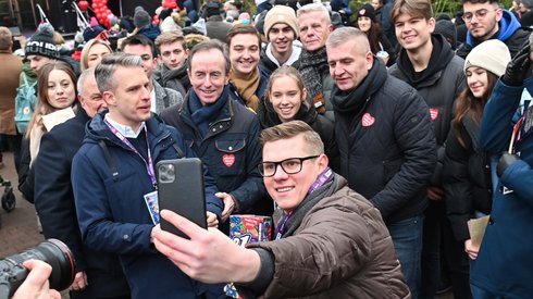 Marszałek Senatu Tomasz Grodzki (2L), poseł KO Arkadiusz Marchewka (L) i europoseł Bartosz Arłukowicz (2P) podczas spotkania z wolontariuszami podczas 31. Finału Wielkiej Orkiestry Świątecznej Pomocy w Szczecinie (PAP/Marcin Bielecki) 