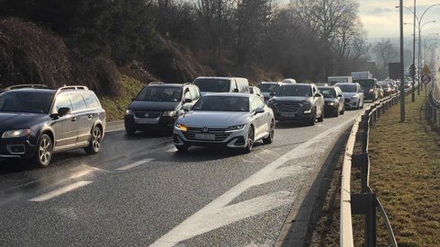 Zwężenie dwupasmowej zakopianki do jednego pasa w Nowym Targu