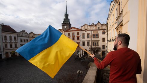 Flaga Ukrainy wywieszona w Pardubicach w Czechach. Miasto wyraziło w ten sposób poparcie dla Ukrainy / fot. Josef Vostarek, PAP