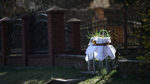 Święconki wystawione przy drodze w miejscowości Gorenice. W tym roku, ze względu na obostrzenia sanitarno-epidemiczne w związku z epidemią koronawirusa, święcenie pokarmów nie odbywa się w tradycyjny sposób. Fot. PAP/Łukasz Gągulski