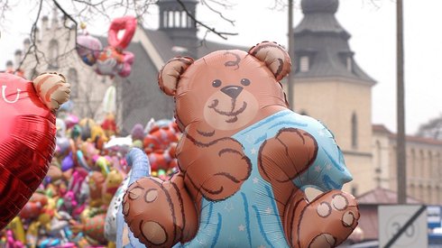 Tak wyglądał Emaus w poprzednich latach.Na kramach rozstawionych wzdłuż kilku ulic w pobliżu klasztoru Norbertanek sprzedawcy wykładali zabawki i słodycze. Nie brakowało cukrowej waty i kolorowych balonów.  Fot. Jacek Bednarczyk/PAP