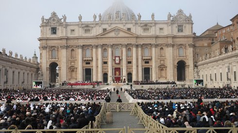 Wierni na pogrzebie Benedykta XVI / fot. MASSIMO PERCOSSI , EPA, PAP