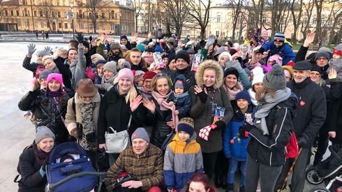 O godz. 15 w Lublinie odbyła się pierwsza lubelska Wielka Ściskawa WOŚP. Chodzi o to, aby jak największa liczba osób ścisnęła się w namalowanym na ziemi sercu o powierzchni 20 mkw. Od 2020 r. „ściskawy” są oficjalnym wydarzeniem finałów WOŚP. Sztaby w całej Polsce rywalizują o specjalną nagrodę wartą 50 tys. zł na sprzęt medyczny dla szpitala wybranego przez zwycięzców. - W Lublinie zmieściliśmy 264 osoby. Myślę, że to bardzo dużo jak na pierwszy raz - mówi Natalia Rogala, szefowa sztabu z Centrum Kultury w Lublinie.