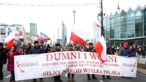 Uczestnicy Marszu Niepodległości gromadzą się na rondzie Dmowskiego w Warszawie