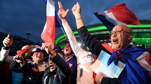 A tak Francuzi cieszyli się z triumfu pod stadionem w Sankt Petersburgu (fot. AFP)