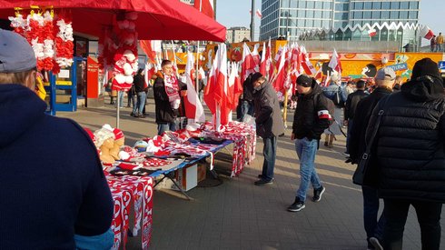 Przed stacją metra Centrum wciąż można zaopatrzyć się w biało-czerwone szaliki i flagi narodowe - informuje nasz reporter Piotr Halicki.