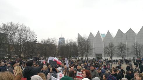 Na placu Solidarności w Szczecinie zgromadziło się kilka tysięcy osób - donosi dziennikarka Onetu Alicja Wirwicka.