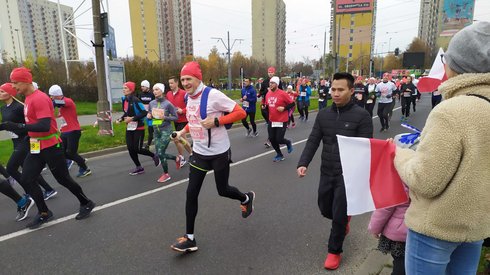 Czwarty Bieg Niepodległości w Poznaniu. Uczestnicy mogą liczyć na gorący doping mieszkańcow. Do pokonania mają dzisiaj 10 km.