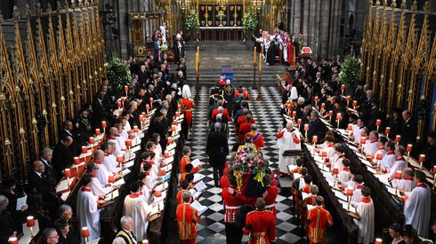 Trumna z ciałem królowej w opactwie westminsterskim, fot. Ben Stansall / POOL / AFP