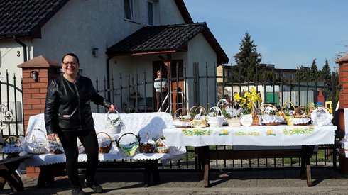 Święconki wystawione przy drodze w miejscowości Załom, gdzie proboszcz parafii pw. Przemienienia Pańskiego święcił pokarmy jadąc przez miejscowość samochodem. W tym roku, ze względu na obostrzenia sanitarno-epidemiczne w związku z epidemią koronawirusa, święcenie pokarmów nie odbywa się w tradycyjny sposób.Fot. PAP/Marcin Bielecki