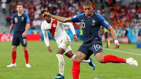 Franucozm zwycięstwo nad Peru zapewnił rewelacyjny Kylian Mbappe (fot. PAP/EPA)