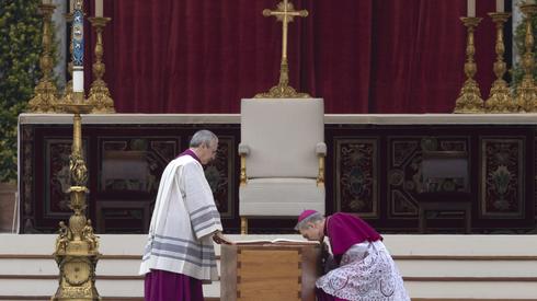 Trumna z ciałem Benedykta XVI na pl. Świętego Piotra / fot. Massimo Percossi, EPA, PAP