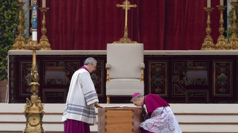 Trumna z ciałem Benedykta XVI na pl. Świętego Piotra / fot. Massimo Percossi, EPA, PAP