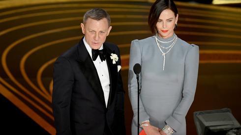 A tak prezentowali się na scenie Daniel Craig i świeżo upieczona brunetka Charlize Theron