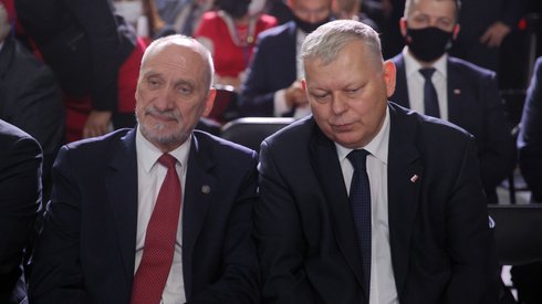 Zdj. PAP/Łukasz Gągulski. Uroczystości święta niepodległości w Krakowie. Posłowie PiS Antoni Macierewicz i Marek Suski